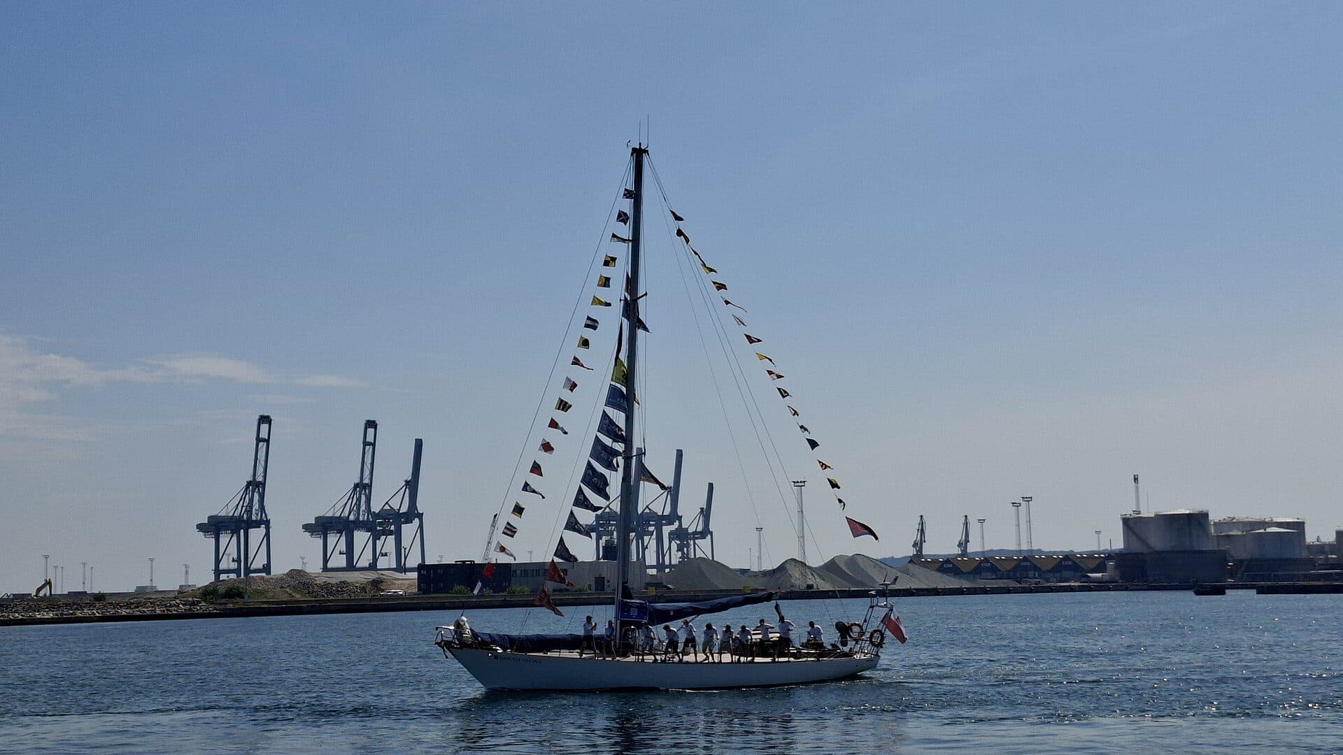 El velero Dar Szczecina saliendo del puerto de Aarhus