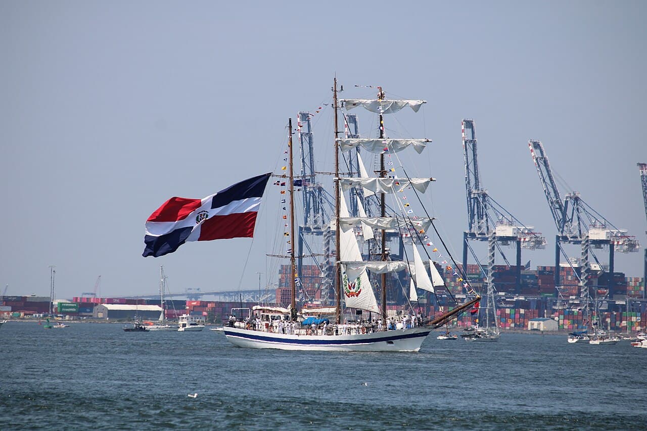 El buque escuela Juan Bautista Cambiaso navegando con bandera dominicana en el puerto de Nueva York
