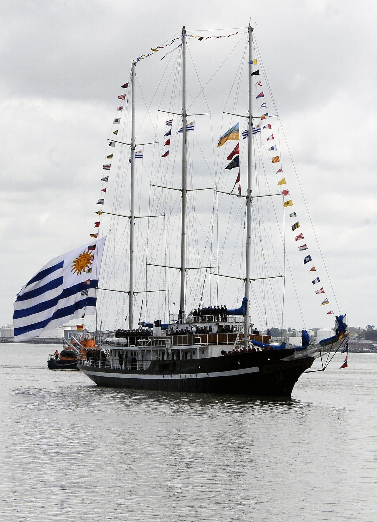El velero escuela Capitán Miranda navegando con bandera uruguaya