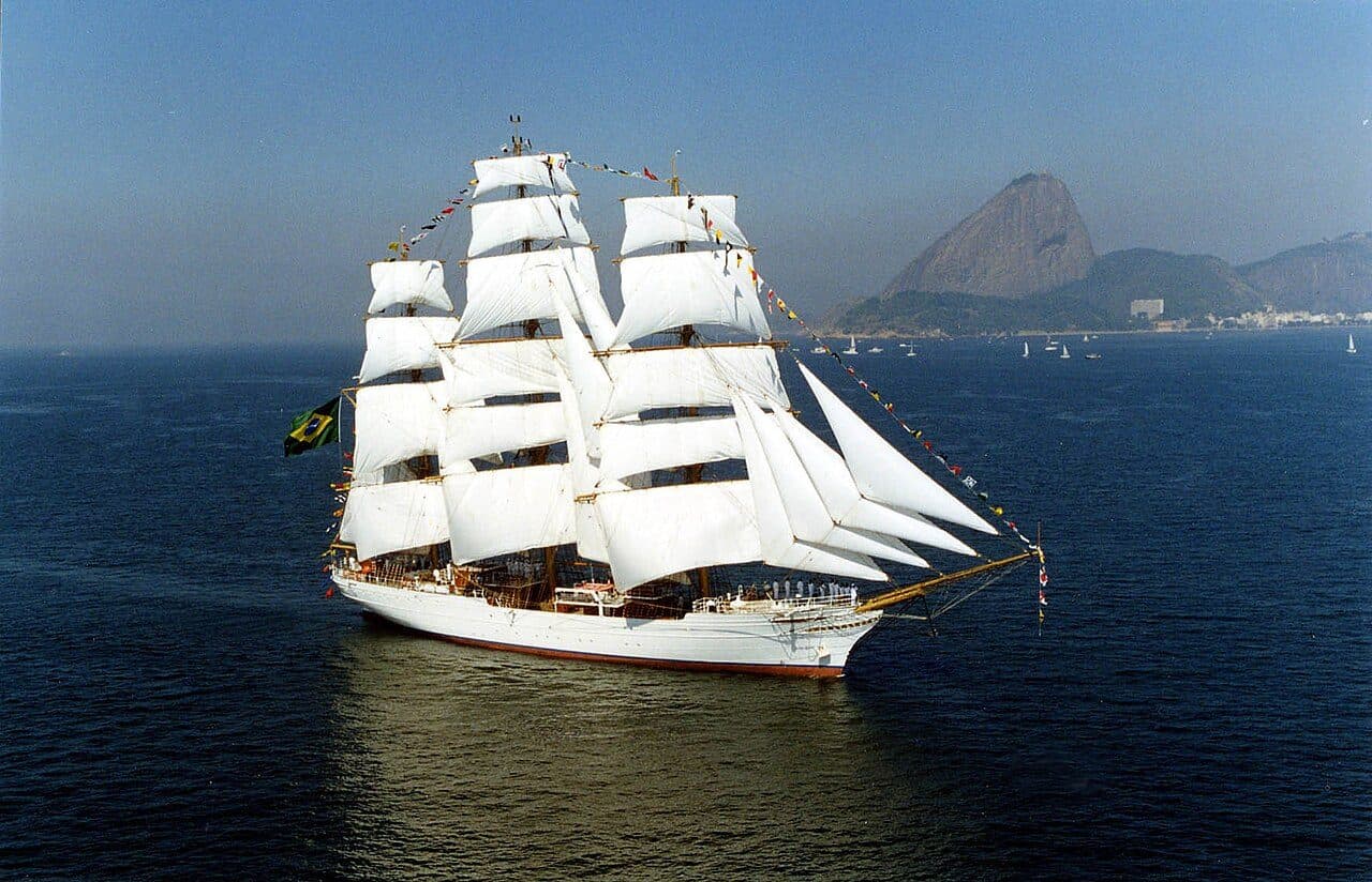 El velero Cisne Branco navegando con todas las velas frente a Río de Janeiro
