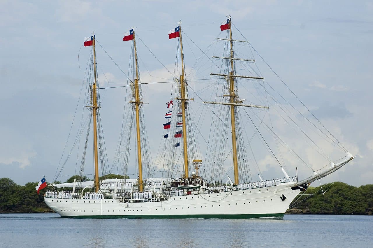 El buque escuela Esmeralda entrando en puerto con banderas chilenas