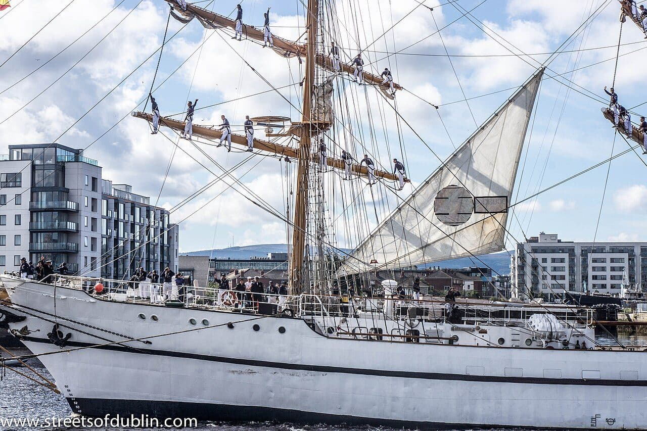 El buque escuela Guayas, con sus palos y una vela de cuchillo, atracado en Dublín