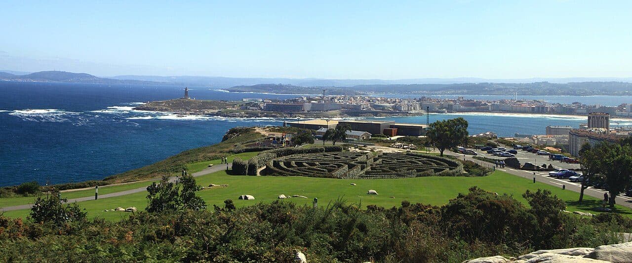 Vista panorámica de A Coruña y su bahía desde el monte de San Pedro