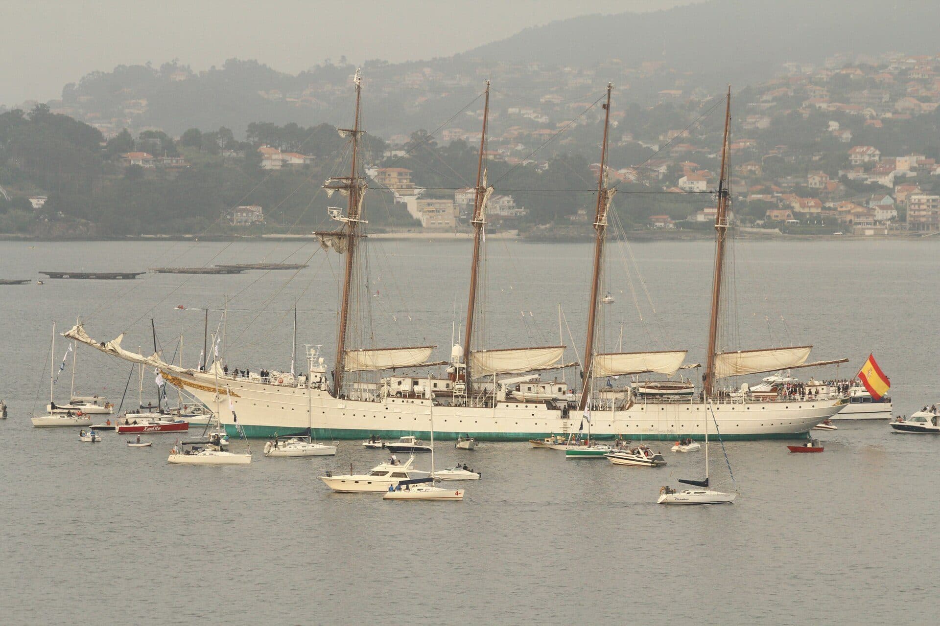 El Juan Sebastián de Elcano saliendo de la bahía de Baiona
