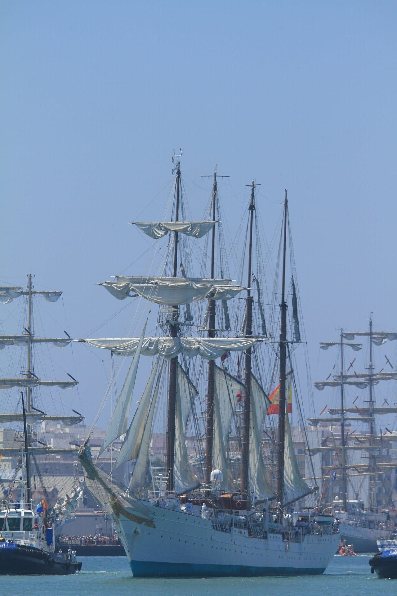El Juan Sebastián de Elcano en puerto junto a otros grandes veleros