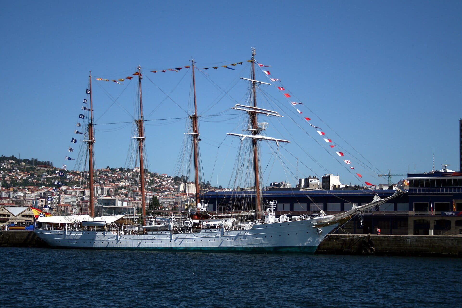 El Juan Sebastián de Elcano atracado en Vigo con banderas de señales