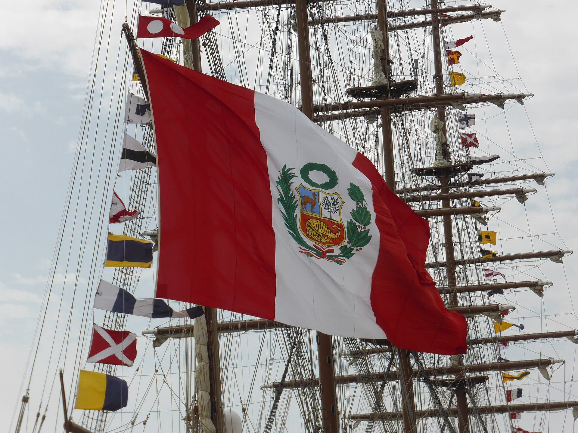 Gran bandera del Perú ondeando en el aparejo del buque escuela Unión